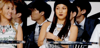 여유있는 효리 효연 깜짝 놀래는 엑소.gif.gif